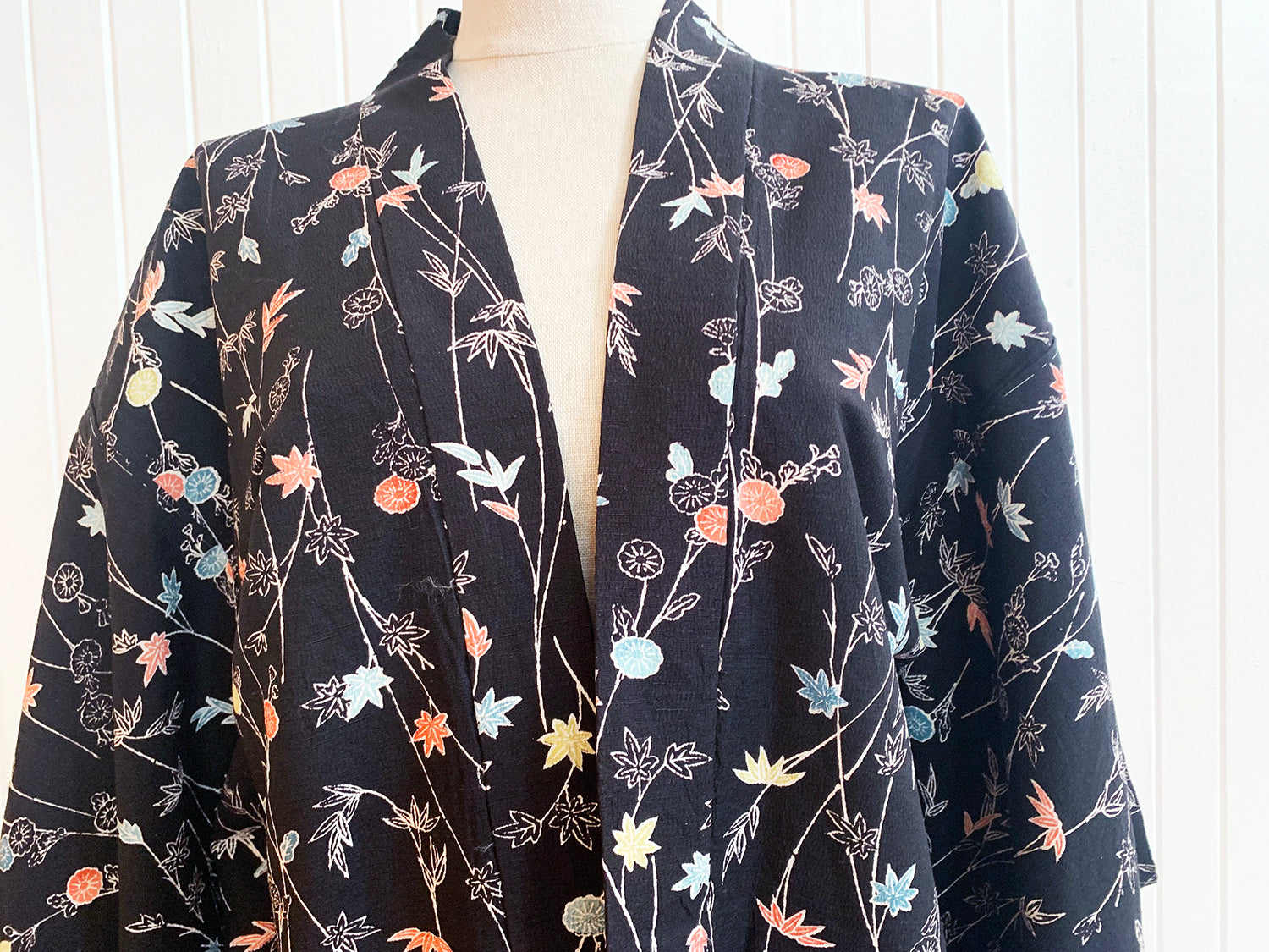 New Arrival ! Vintage Haori/Kimono Black Floral 1970s