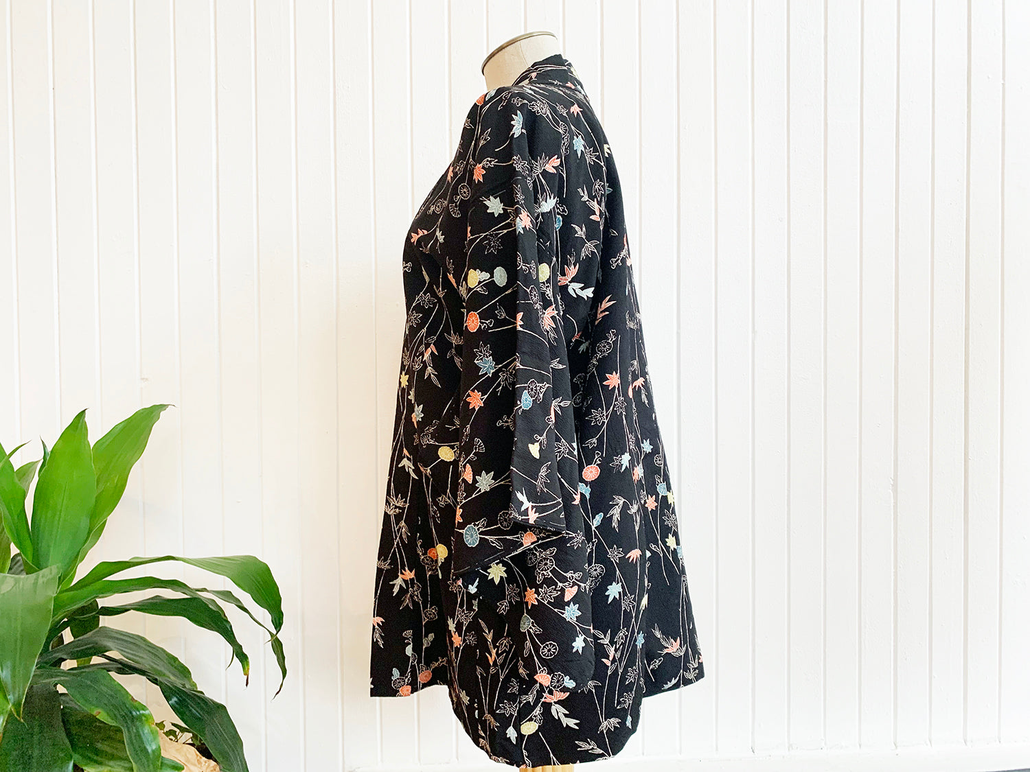 New Arrival ! Vintage Haori/Kimono Black Floral 1970s